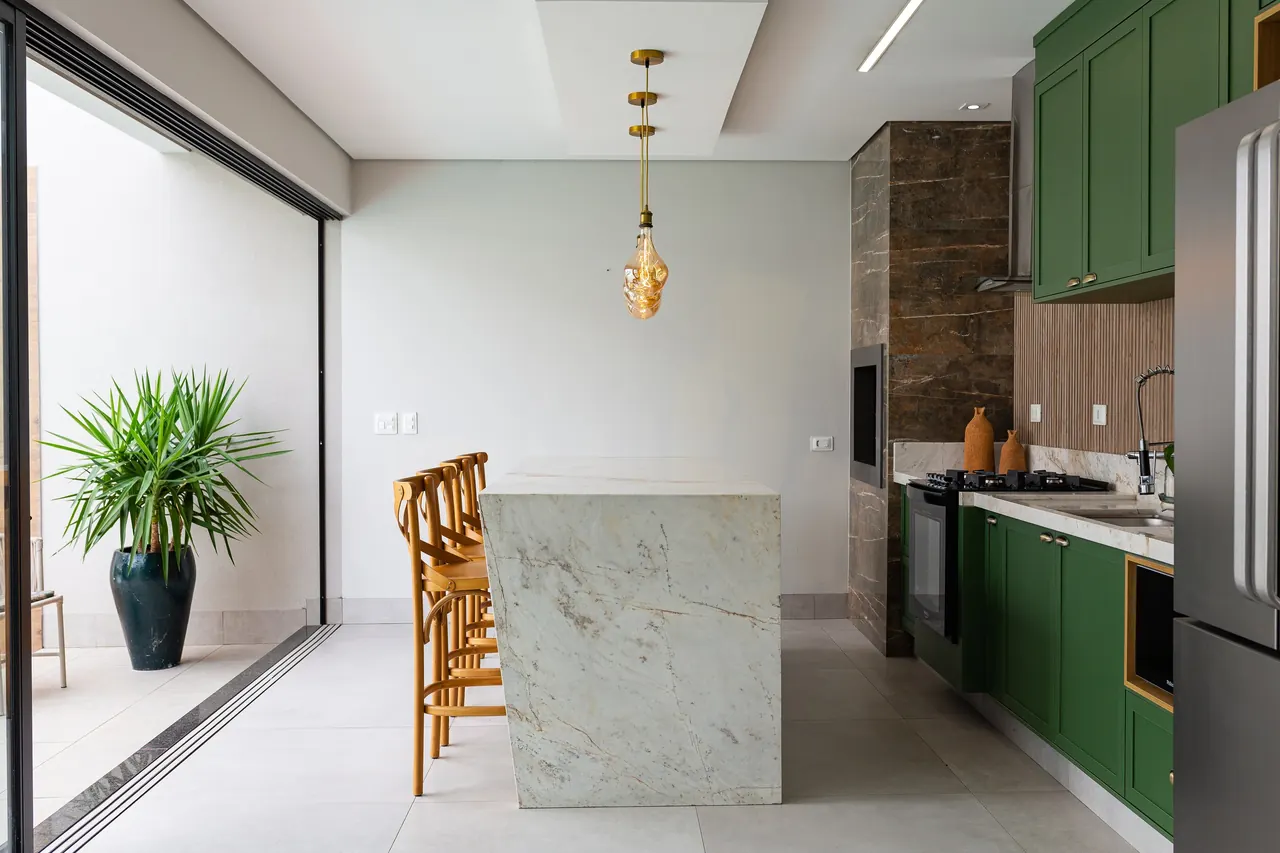 Cozinha planejada na obra Área Gourmet Provençal, projeto da RW Móveis Planejados, foto 12