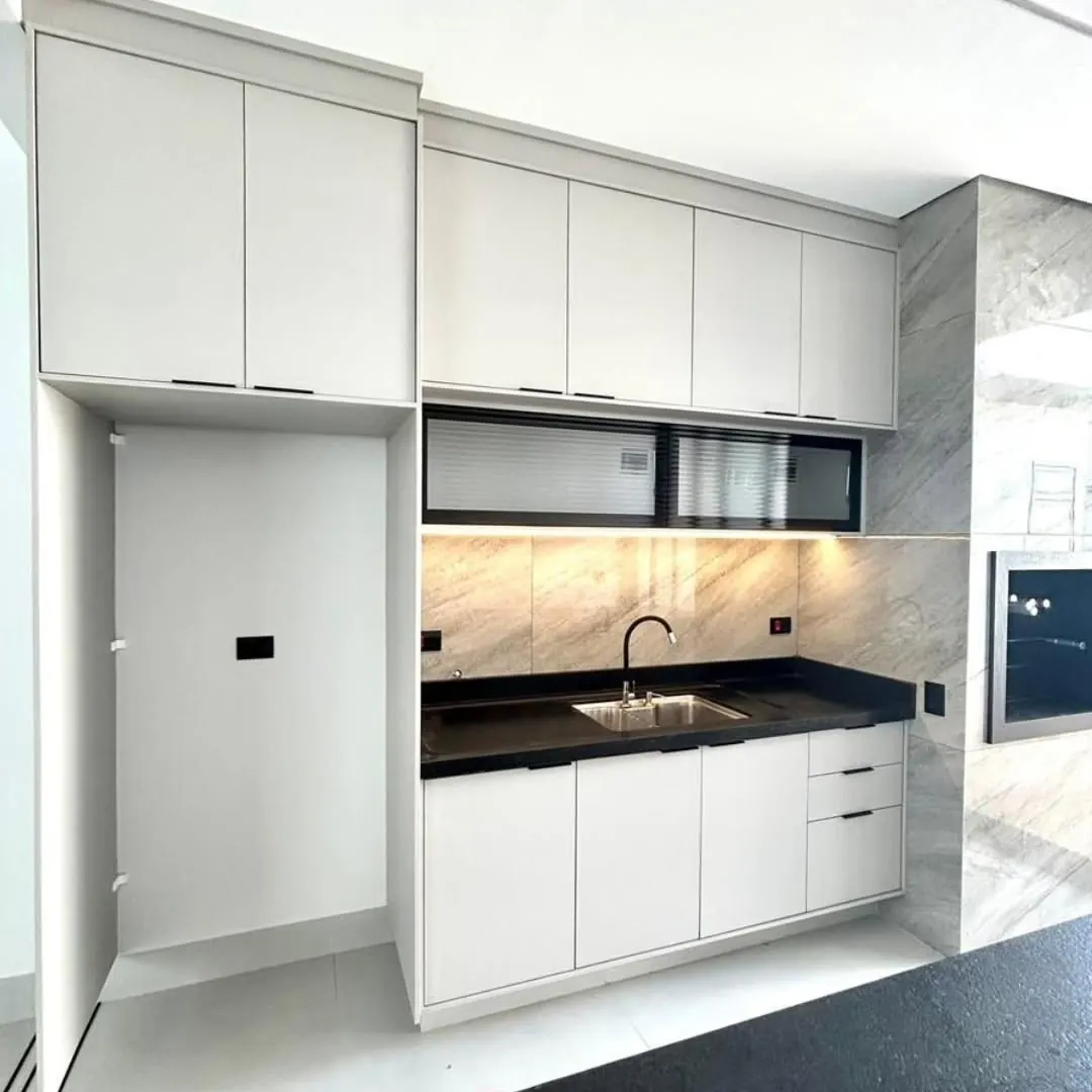 Cozinha planejada na obra Residencial Portinari, projeto da RW Móveis Planejados, foto 1